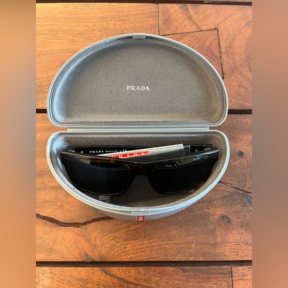 Prada Classic sunglasses with a contemporary rectangular design, mint condition. - Picture 2 of 9